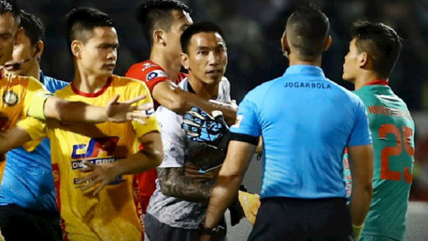 Thực hư vụ va chạm tại vòng 10 VLeague giữa trọng tài vs cầu thủ Hồ Chí Minh