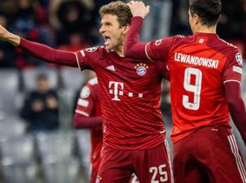 Liverpool tiến bộ bất chấp thất bại, Lewandowski lập hat- trick