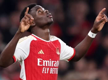 Bukayo Saka chịu đau để ra sân chạm trán trước Brighton