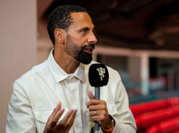 Rio Ferdinand lắc đầu ngao ngán về hàng thủ của MU
