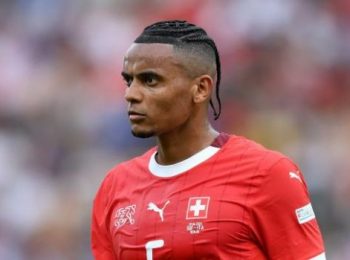 Rio Ferdinand dành tặng lời vàng ngọc cho Manuel Akanji