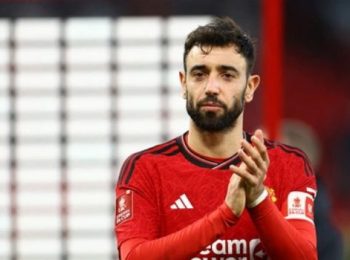 Bruno Fernandes hé lộ cách NHM MU đối xử với Joshua Zirkzee