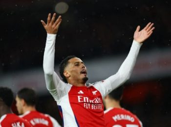 Tony Adams nhận định Arsenal thắng MU là do may mắn