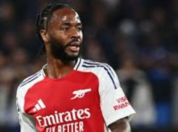 Neville lên tiếng chỉ trích Arteta vì chiêu mộ Raheem Sterling