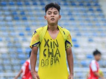 Cầu thủ trẻ Hà Nội ăn mừng làm lay động lòng người