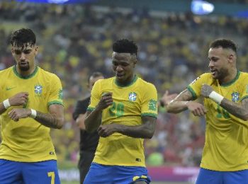 Neymar lại gây tranh cãi với màn ăn mừng mô phỏng chơi poker